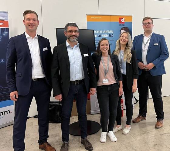 vlnr: Heiko Steffens (3E, Vertriebsleiter), Bülent Erbas (bewa-plast, IT-Leiter), Adriane Kempf (3E, Senior Consultant DMS), Christina Rupp (3E, Beraterin für effiziente ELO-Prozesse), Moritz Ebert (3E, Geschäftsführer)