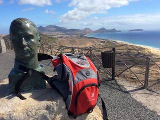 Rucksack am Aussichtspunkt