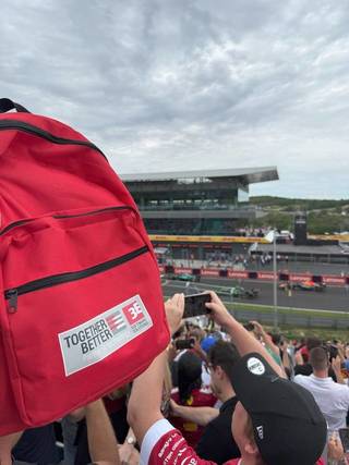 Hungaroring 2025 Grid 1 Grandstand mit Max Verstappen